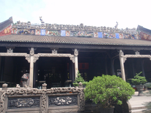 Roof lined objects representing many facets of Chinese Lore and Royal Emblems.